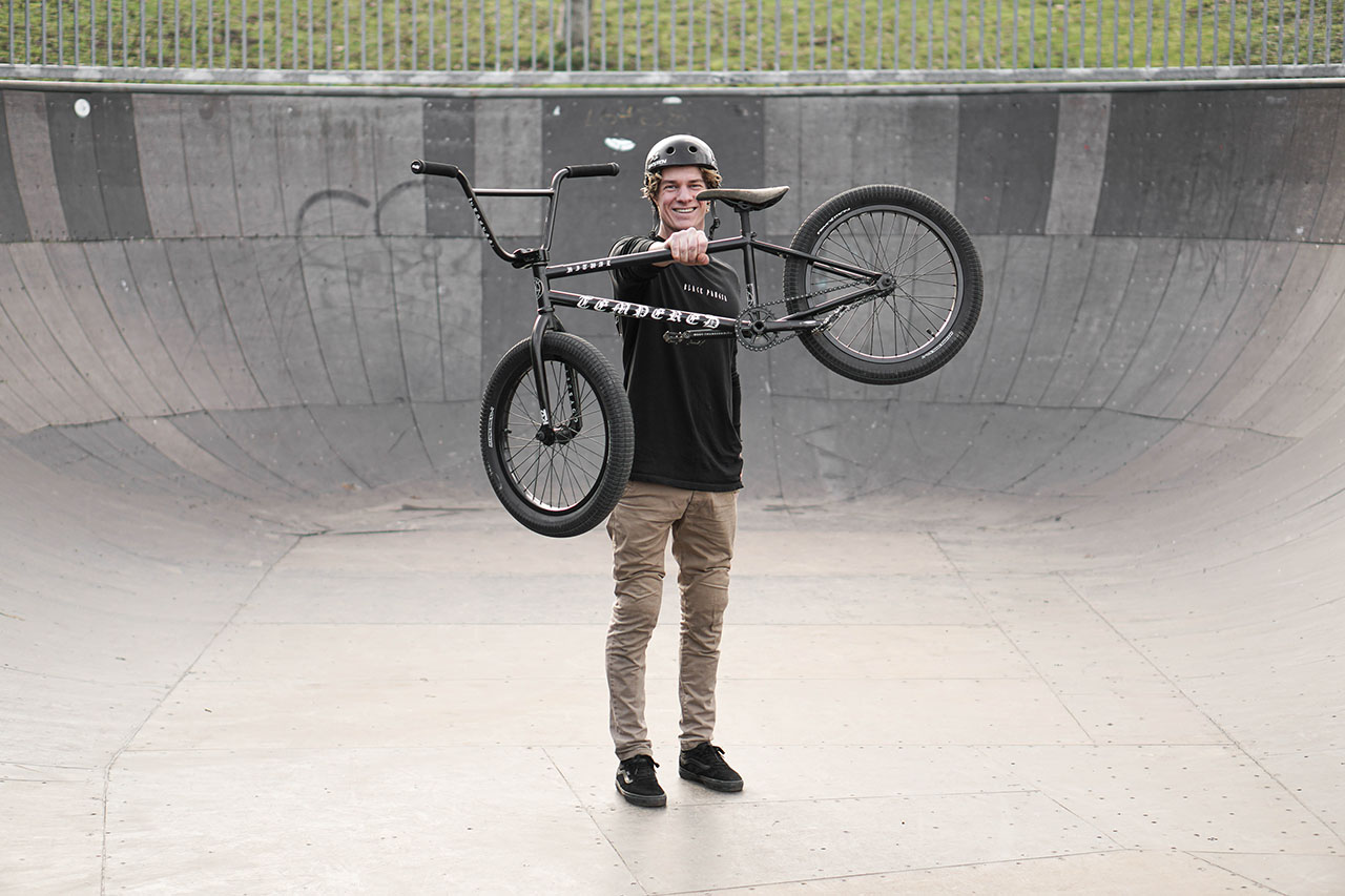 Michael Hanfler und sein Ritual von Tempered Bikes in 21,666"