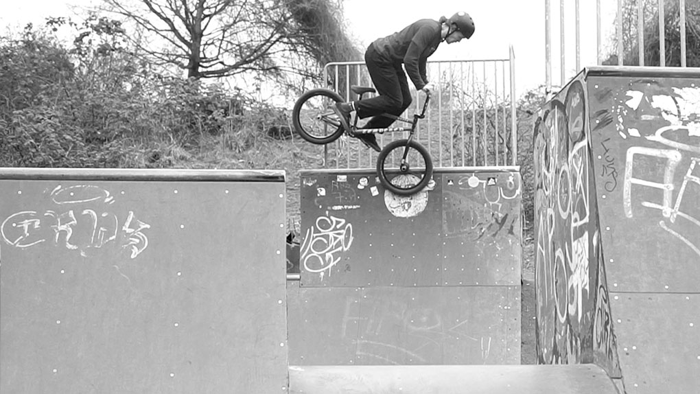 Glückwünsche gehen raus an Fabian Bongers! Der ist nämlich neu auf Tempered Goods X SIBMX und zerlegt zur Feier des Tages die Lohserampe in Köln.