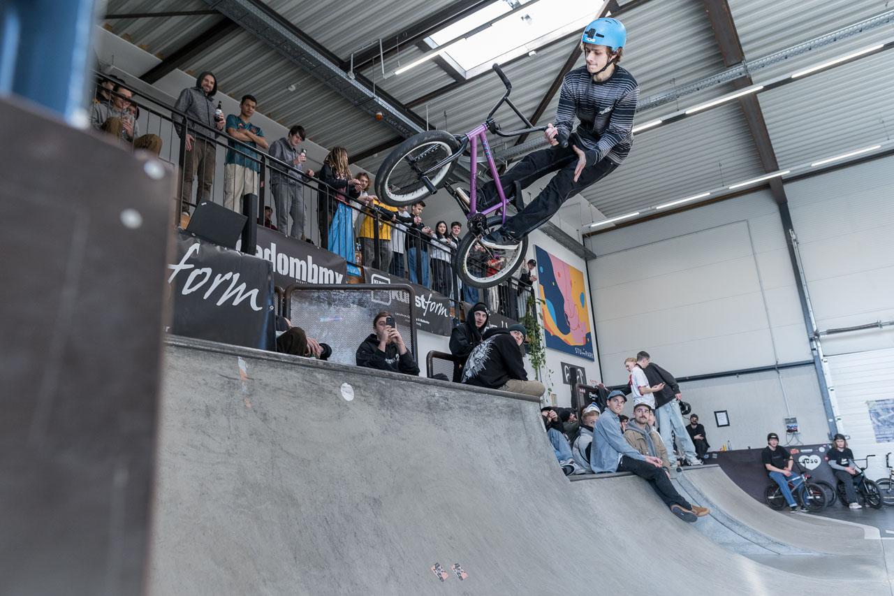 Eugen Skrebov qualifizierte sich mit Tricks wie diesem Double Bar auf Platz 1 für das Finale, hatte dann aber ein wenig Pech und kam letztendlich "nur" auf dem 3. Rang ins Ziel 