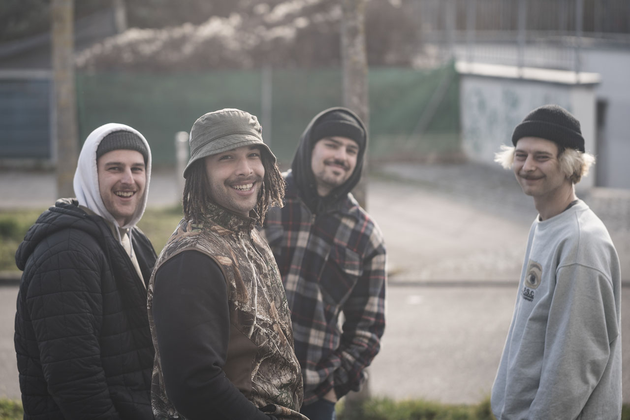 Tom Weikert, Justin Rudd, Aaron Paffenholz und Artur Meister schnappen noch schnell ein bisschen mehr oder wenige Luft, bevor es losgeht