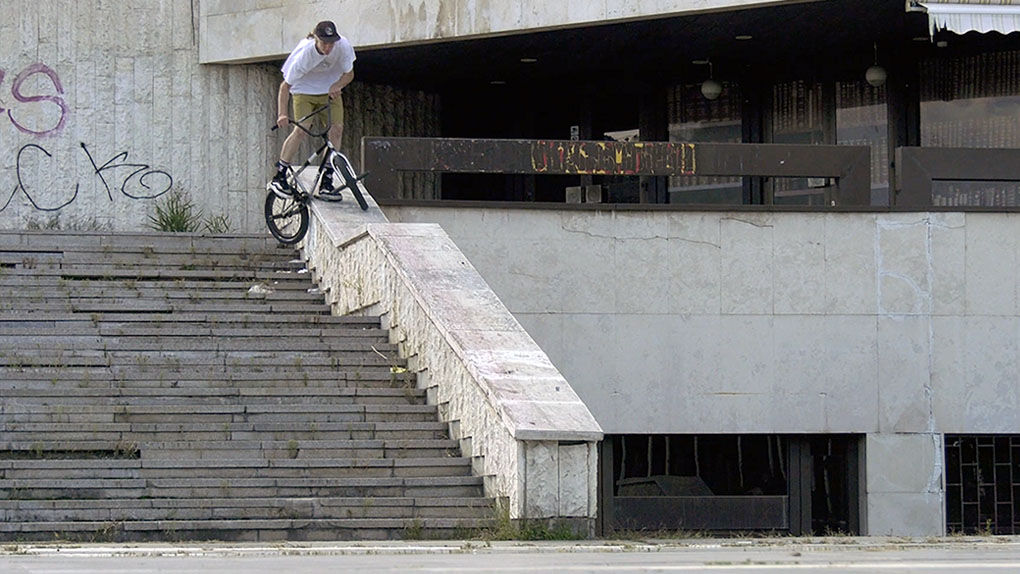 Nachdem Mimo Seedler neulich Barcelona auf seinem Einrad in Schutt und Asche gelegt hat, geht es in seinem neuen Video wieder auf zwei Rädern zur Sache.