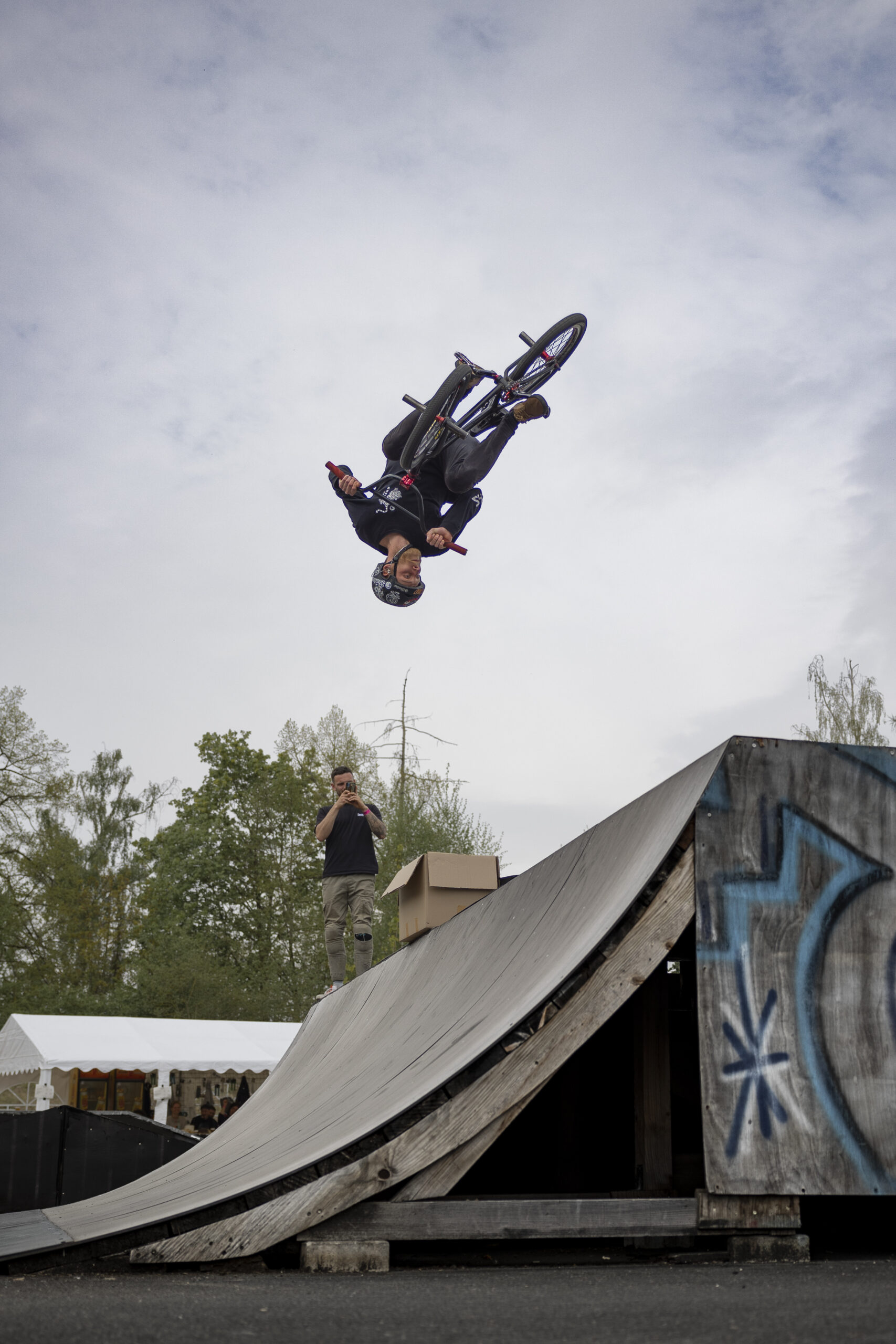 Franz Jähn mit einer Kopfüberschraube auf seinem Veloziped 