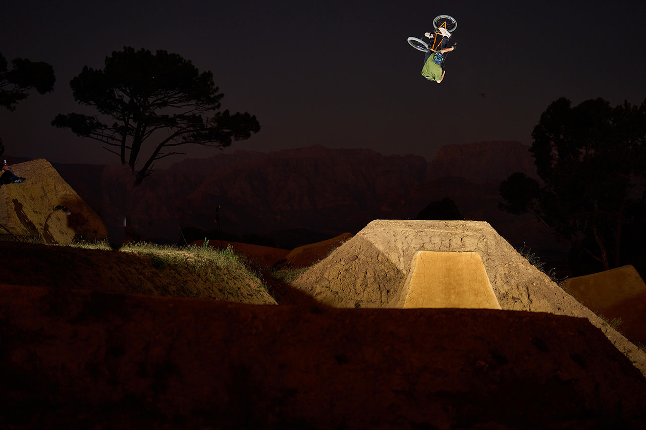 Tom van den Bogaard, Turndown Flip in praktisch vollkommener Dunkelheit über einen massiven Double im Hellsend Dirt Compund