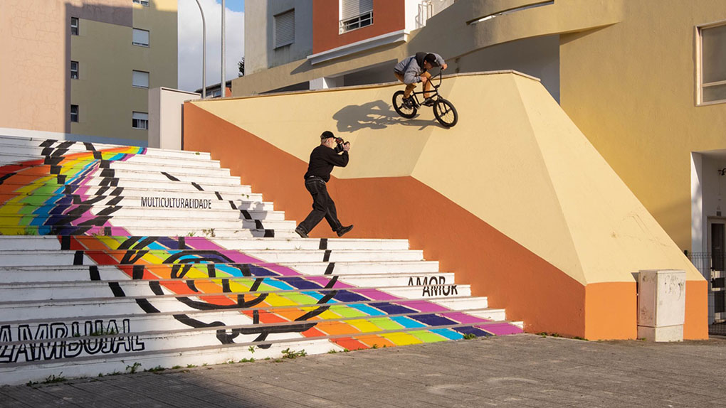 Insane in the membrane! Marius Dietsche hat sich für United BMX zwei Jahre lang geisteskranke Set-ups runtergestürzt. "Roaming" ist das Ergebnis. Klick!
