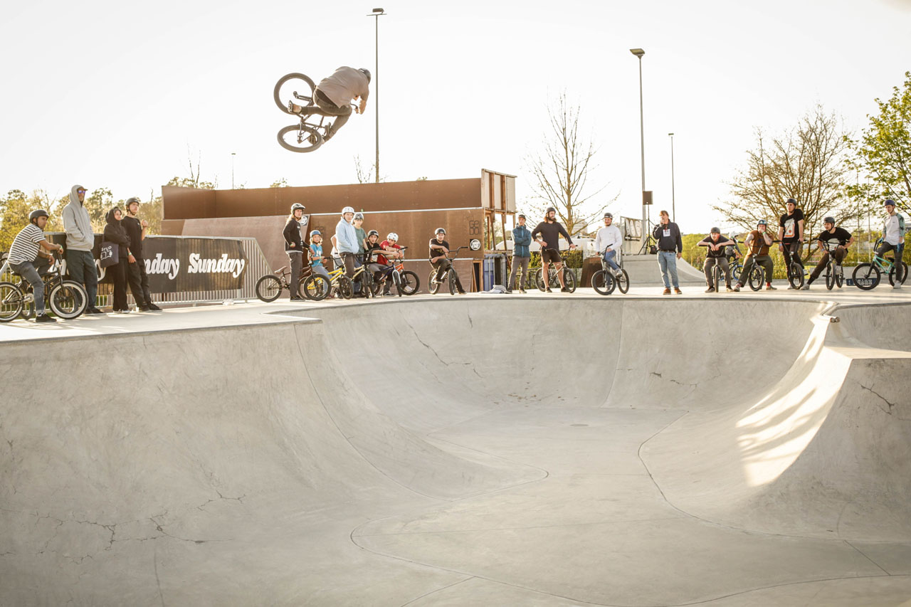 Chris Halbritter zahlt auf sein Vielfliegerkonto ein