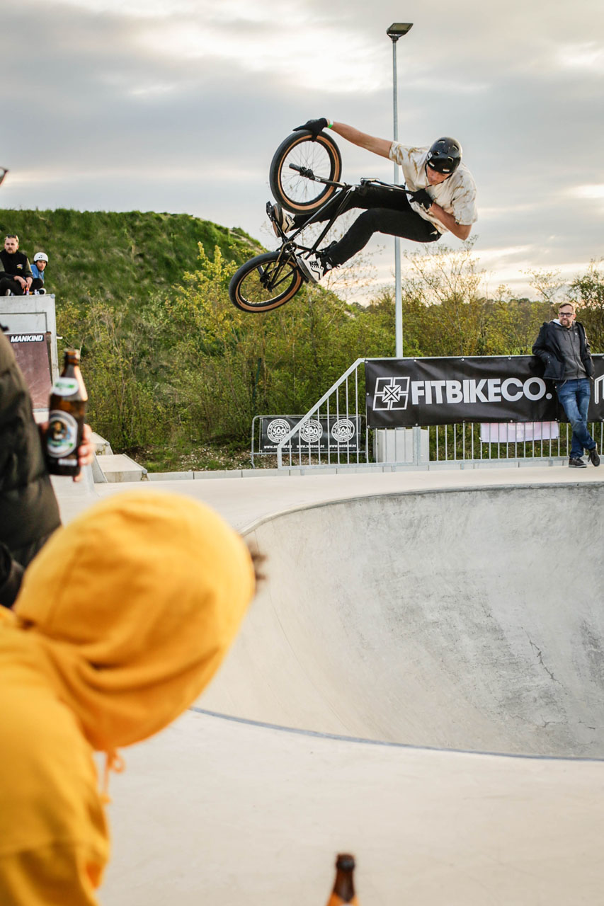 Florian Huber checkt seinen Reifendruck