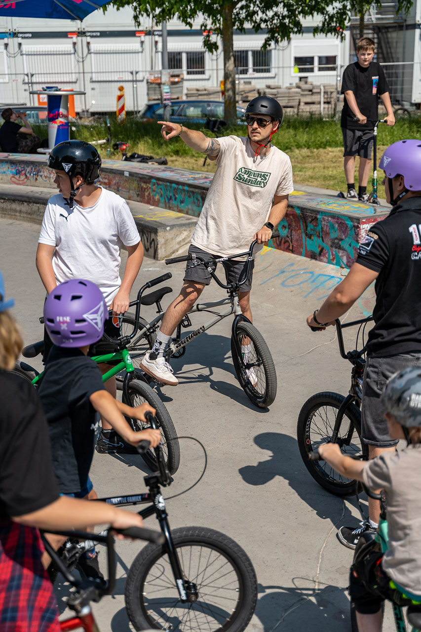 Unter der fachkundigen Anleitung von Fjonn Dutzmann ging es dann durch den Park