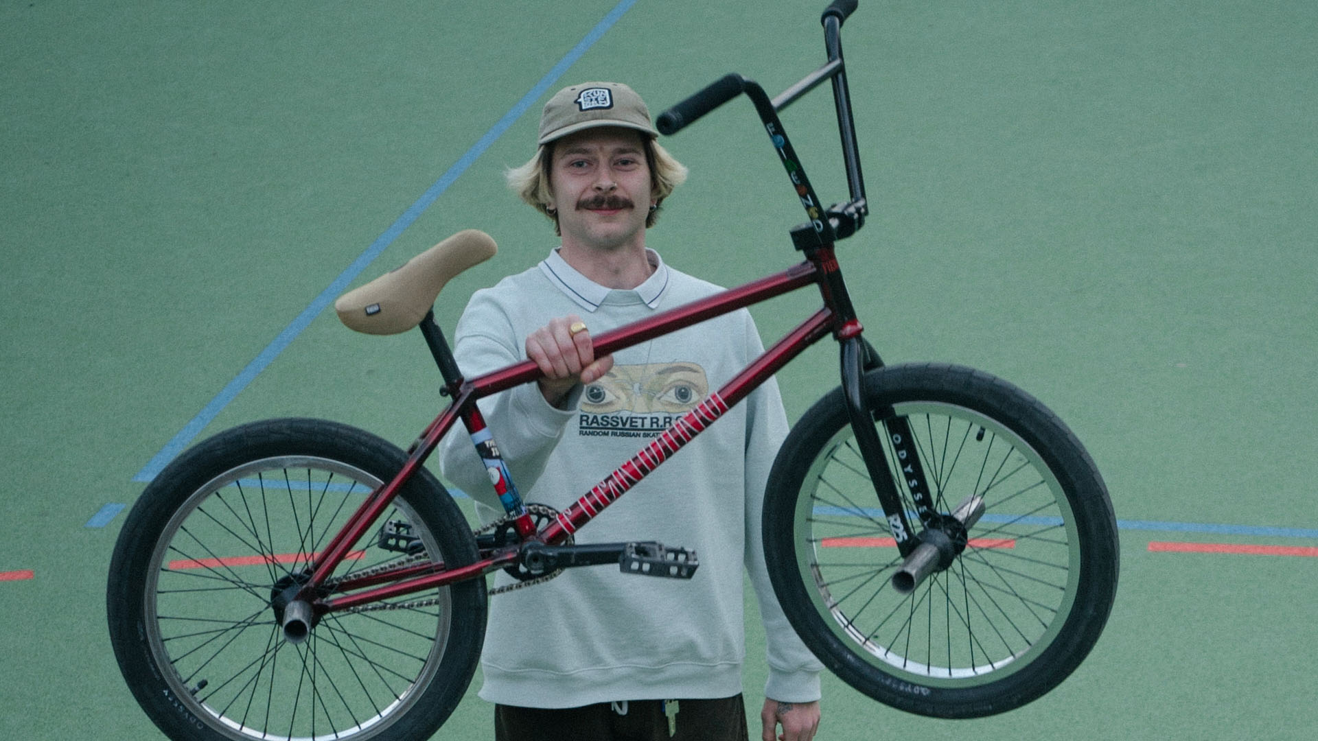 Nach einem Jahr auf Sunday Bikes hat Artur Meister schon wieder einen neuen Rahmensponsor. Um welche Brand es sich handelt, erfährt du in diesem Bikecheck.