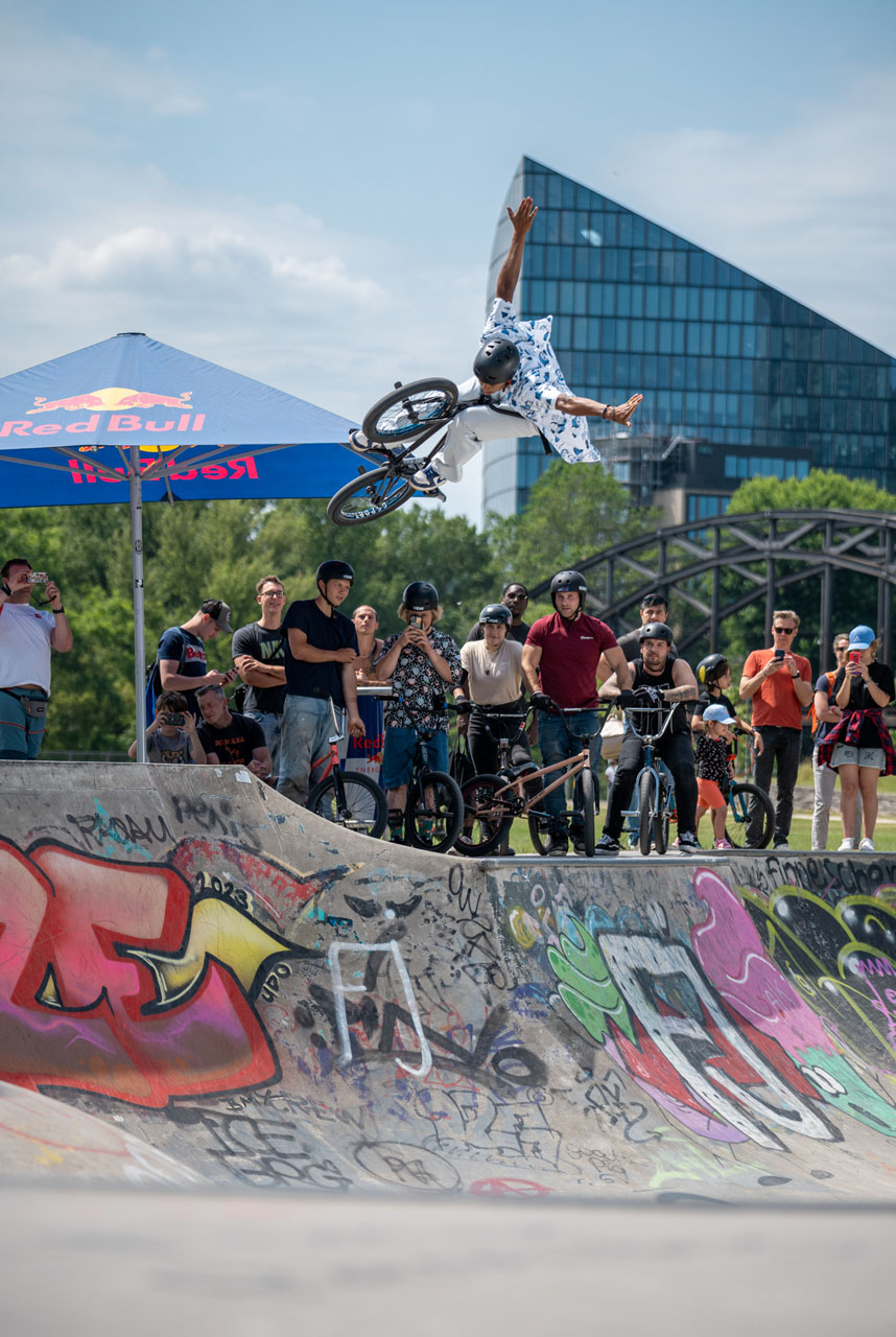 Perfekte Haltungsnoten in überdurchschnittlicher Höhe? Das kann nur Sikharin Supanmart sein