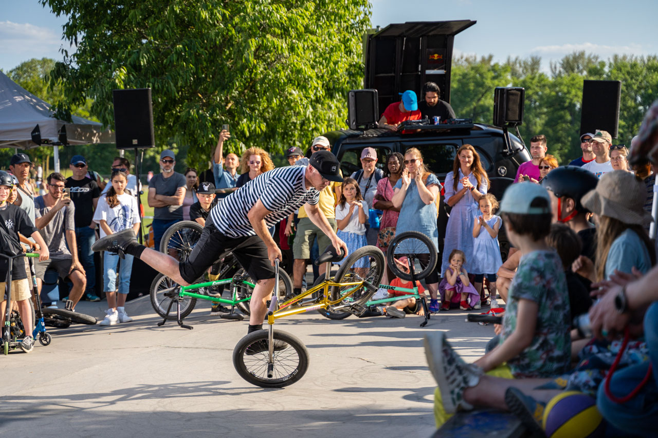 John Krämer musste im vergangenen Jahr das erste Date mit einer Dame absagen, um im Hafenpark dabei zu sein. Sie scheint ihm das nicht weiter übel genommen zu haben, denn ein Jahr später sind die beiden jetzt tatsächlich ein Paar und Johnny zurück im Jamcircle