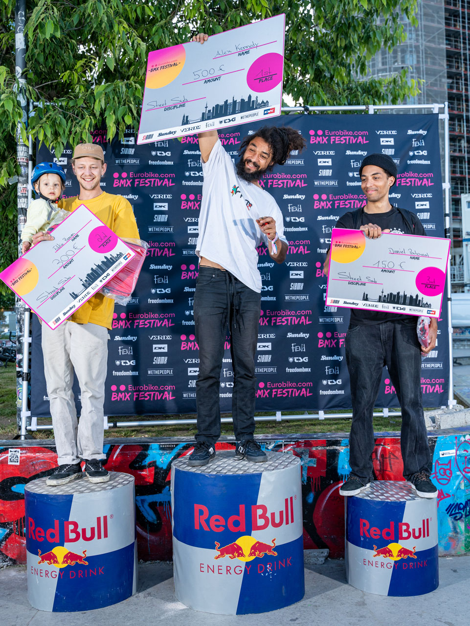 Auf der Subbox holte sich Alex Kennedy mit einem 360 to Feeble Grind to 270 in den dicksten Scheck und verwies damit Eddie Baum (Oppo Fakie Feebs Oppo Fakie Smith 270 in) sowie Daniel Portorreal (Feebs Manny Double Bar) auf die Plätze 2 und 3