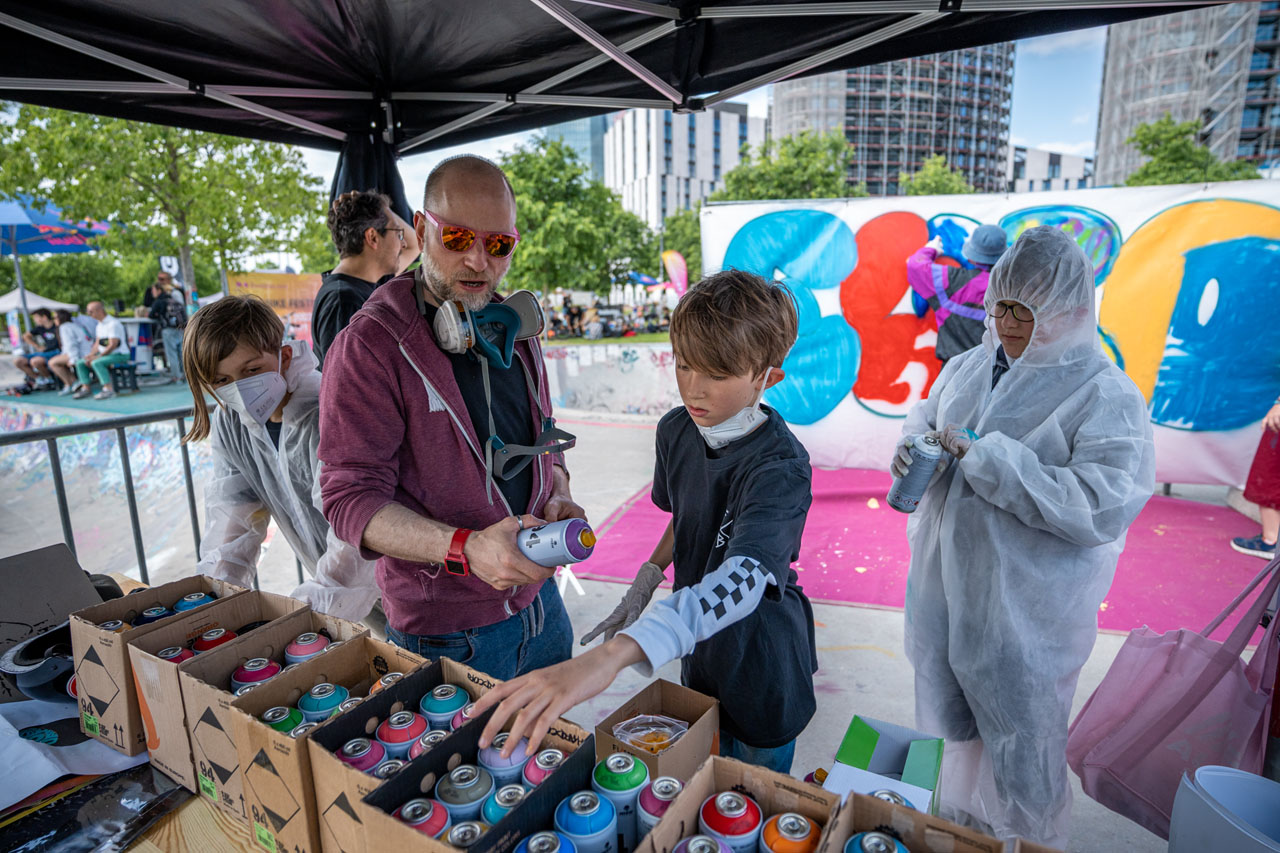 Bo und Gündem vom Naxos Atelier führten alle Interessenten in die Kunst des Graffitis ein