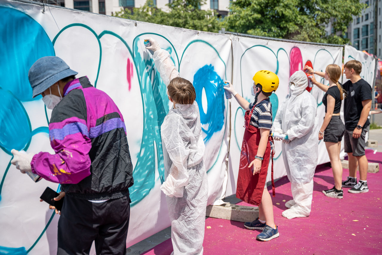 Gemeinsam wurde den Tag über eine Leinwand besprüht