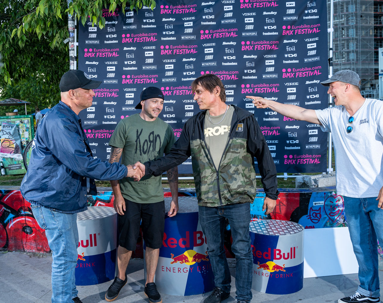 Doch bevor es an die eigentliche Siegerehrung ging, traten zunächst einmal die Menschen hinter den Kulissen für einen kurzen Moment ins Rampenlicht. So wie zum Beispiel hier unsere Judges (v. l. n. r.): The Medialist, Mark König und Thomas Stellwag, allesamt waschechte BMX-Legenden