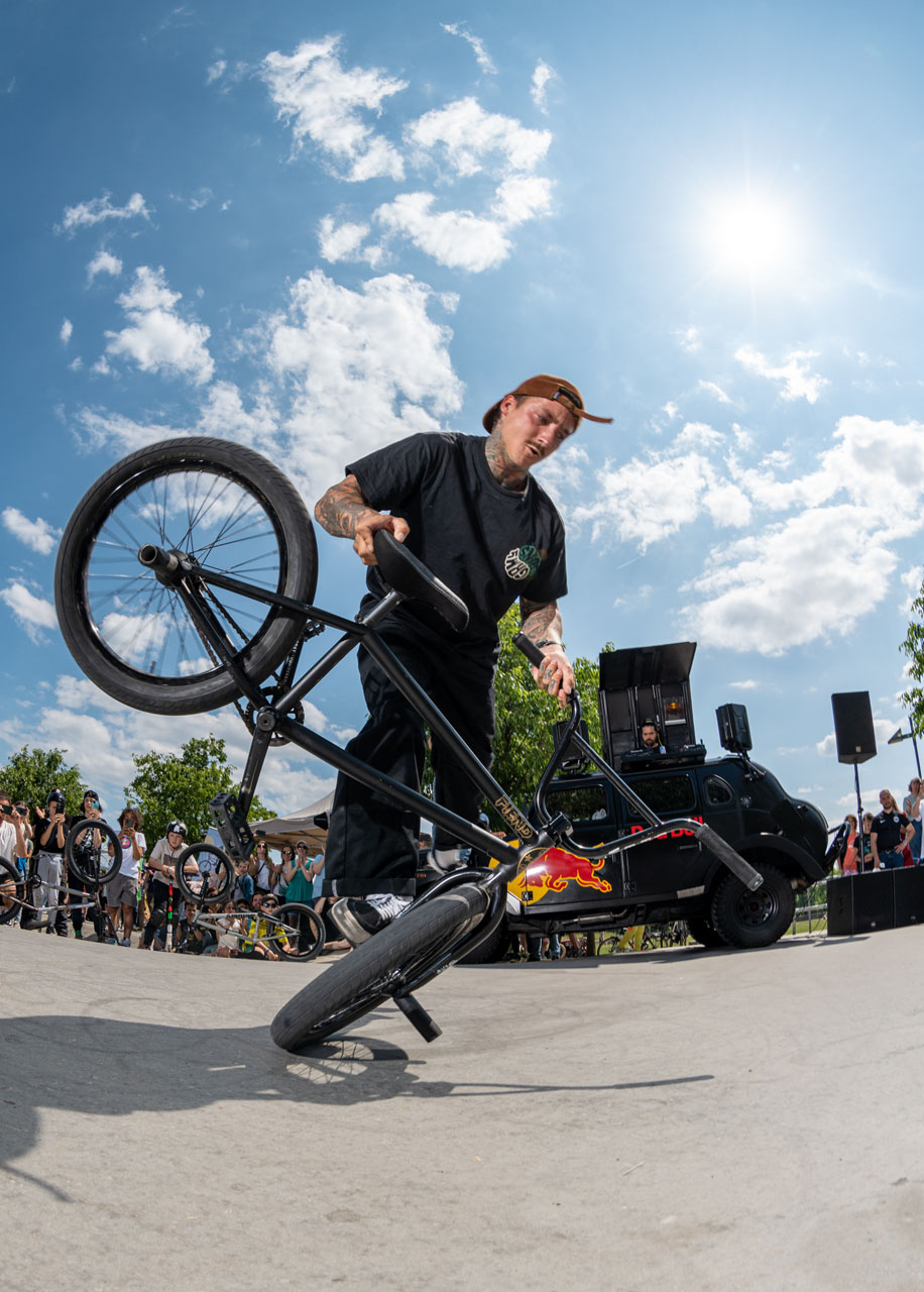 Arbeiten im Urlaub: Kevin Nikulski ließ es sich nicht nehmen, auch ein paar Combos auf Parkett zu zwirbeln 