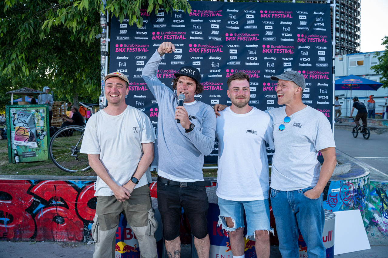 Ein besonderer Shoutout gebührt auch Bruno Hoffmann (links) für die Orga des Streetcontests und William Gothe (Mitte rechts), der immer das große Ganze im Blick hatte sowie unseren beiden großartigen MCs Max "The Voice" Henning (Mitte links) und Alex "JASEAAA!" Stinshoff (rechts)
