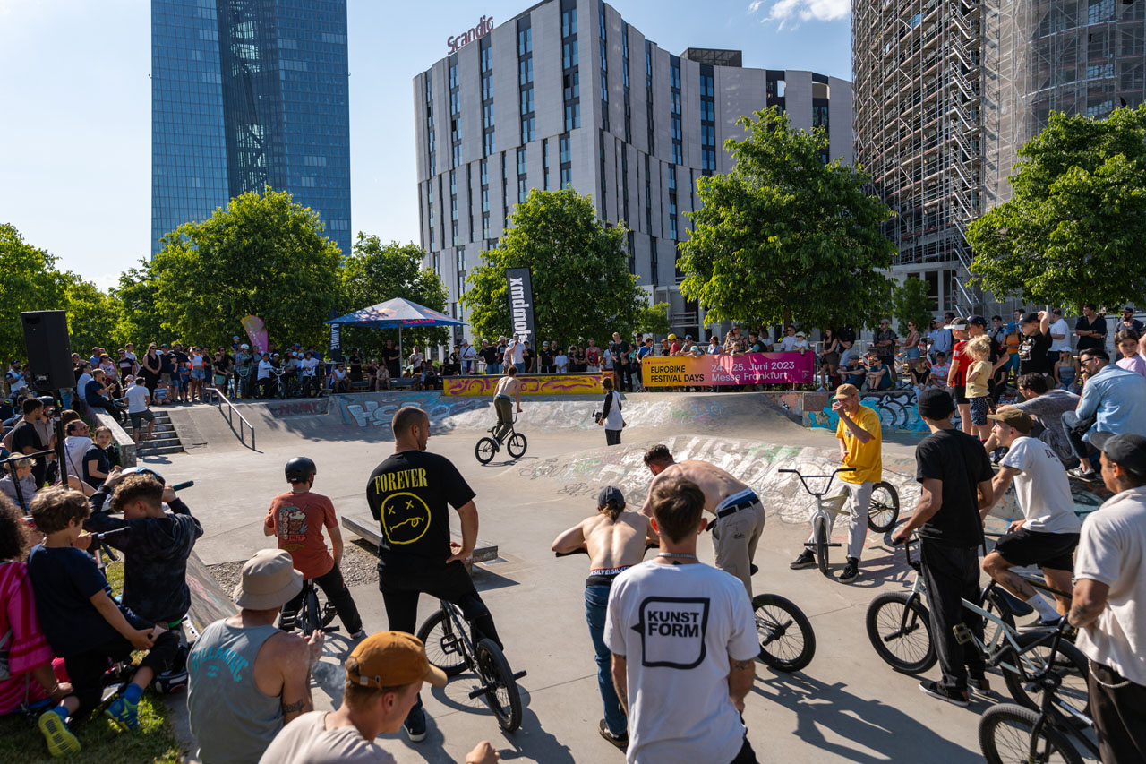 Für den Streetcontest hatten wir den Hafenpark mit einer lustigen Subbox und einer derben Outledge gepimpt, an denen jeweils ein Best-Trick-Contest ausgetragen wurde, deren Gewinner:innen je 500 EUR Preisgeld winkten.