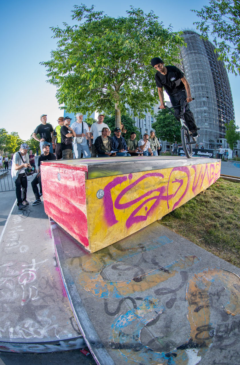 Da hört und sieht man ein Jahr lang nichts von Daniel Portorreal nichts und dann taucht er wieder auf und haut so Dinger wie Nozza 180 an der Outledge raus