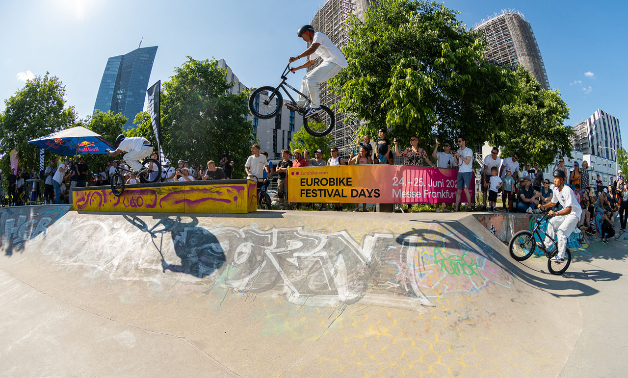 Sikharin Supanmart mit einem der besten Moves des Tages: Gap to Smith, in den er später auch noch einen Barspin einbaute