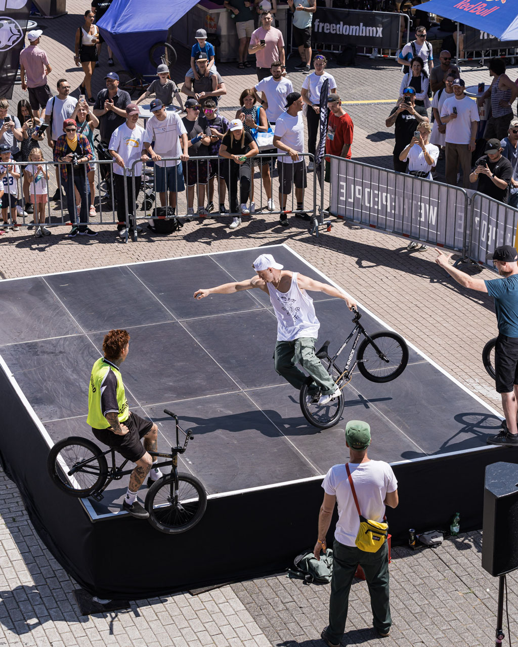 Chris Böhm schaute am Sonntag bei uns auf der Fläche vorbei und fuhr spontan eine Flatlandshow mit