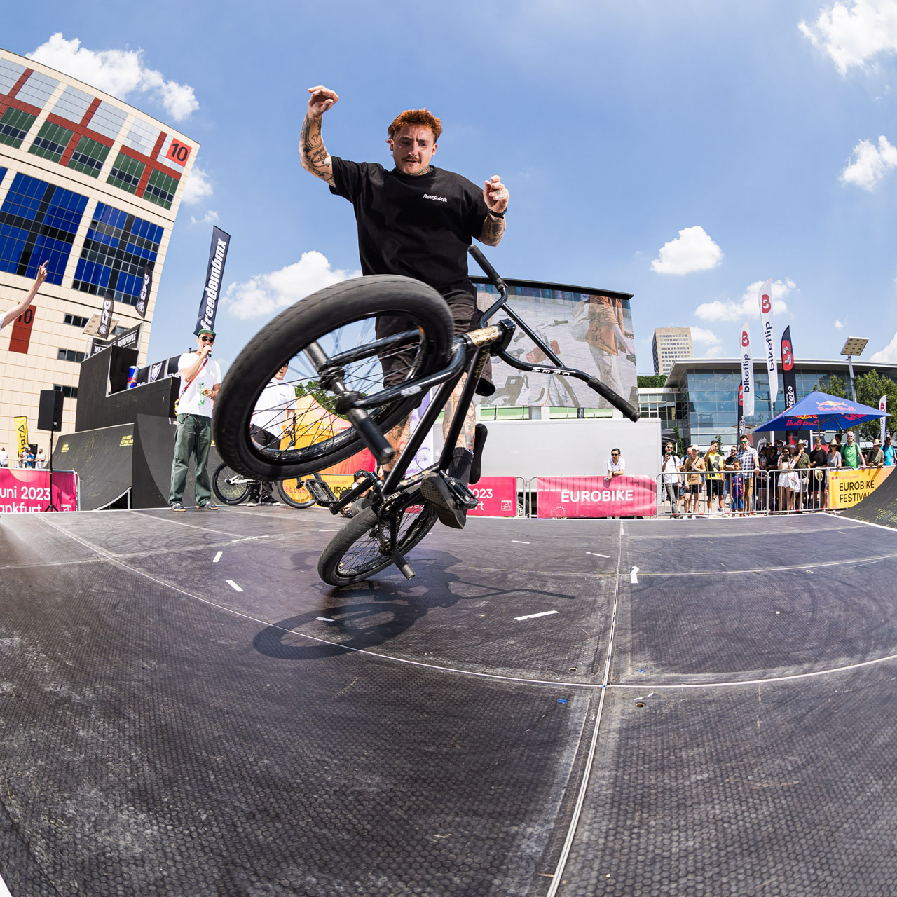 Kindergeld ist da! Kevin Nikulski dreht vor Freude komplett frei