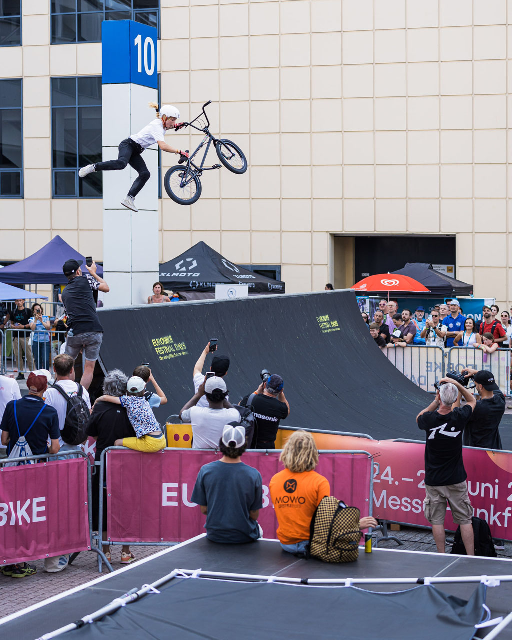 Kim Lea Müller schafft es derzeit irgendwie, auf jedem Trick einen neuen Banger auszupacken