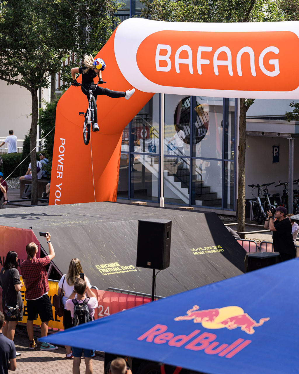 Lara Lessmann mit ihrem Signaturemove in Perfektion