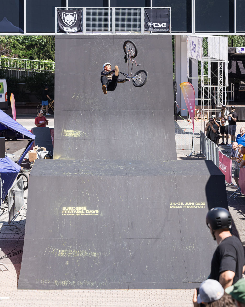 Nachdem Luis Rincon Anfang des Monats die Wildcard für den Skyline-Contest auf der Eurobike gewonnen hat, landete er beim Hauptevent mit hammerharten Tricks wie diesem Flip Doublewhip aka der Helikopterkatze auf Platz 3