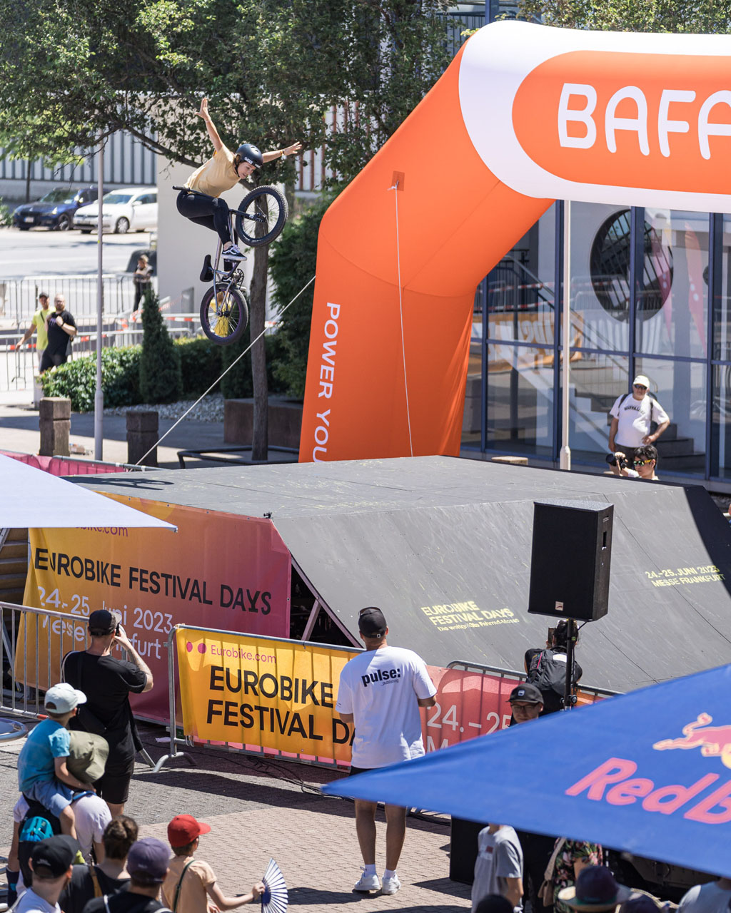 Teresa Fernández-Miranda spreizt ihre Flügel