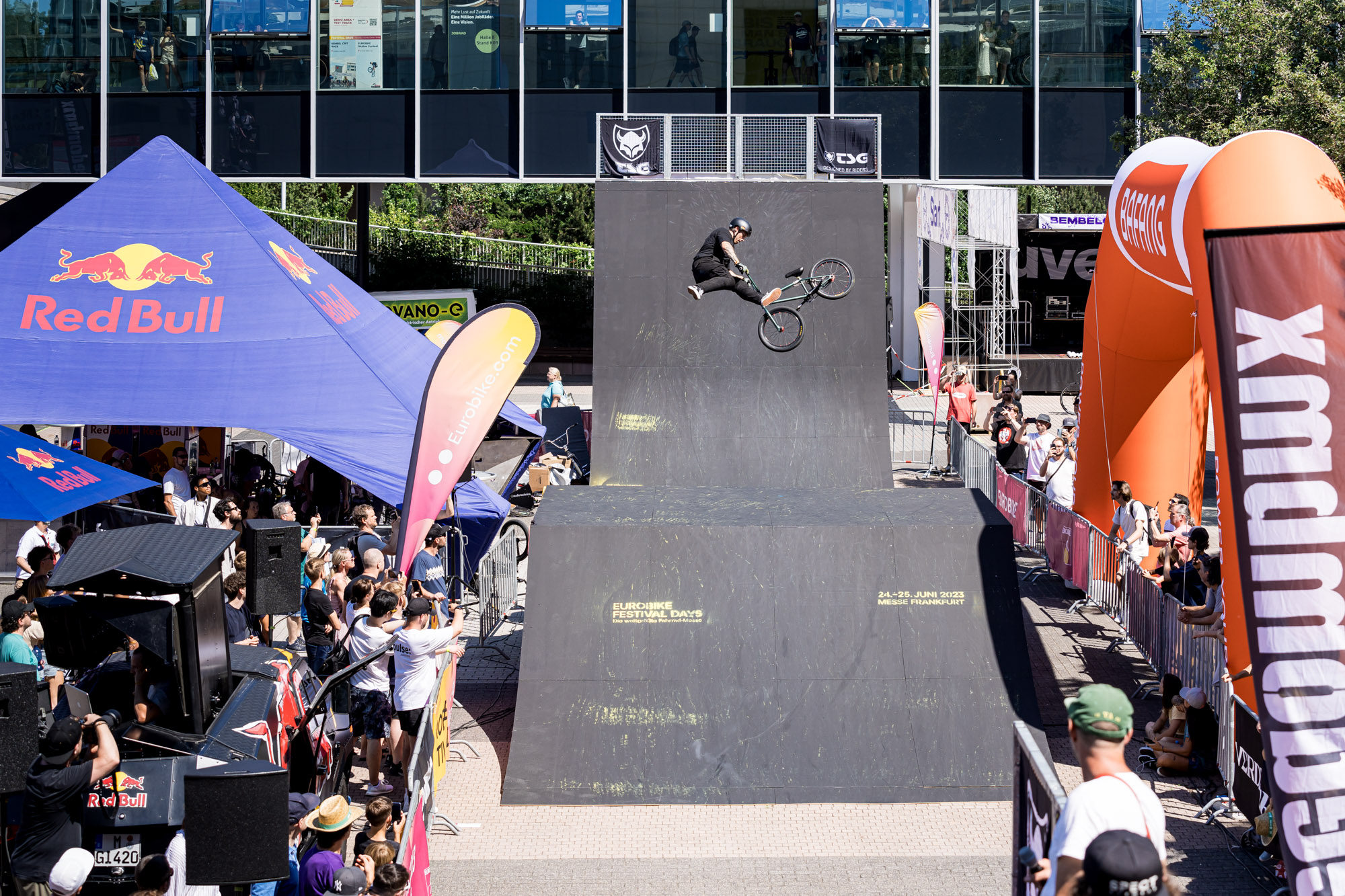 Die Hitzeschlacht von Frankfurt in 40 großartigen Bildern! Hier entlang für unsere große Fotogallery vom EUROBIKE SKYLINE BMX Contest 2023.