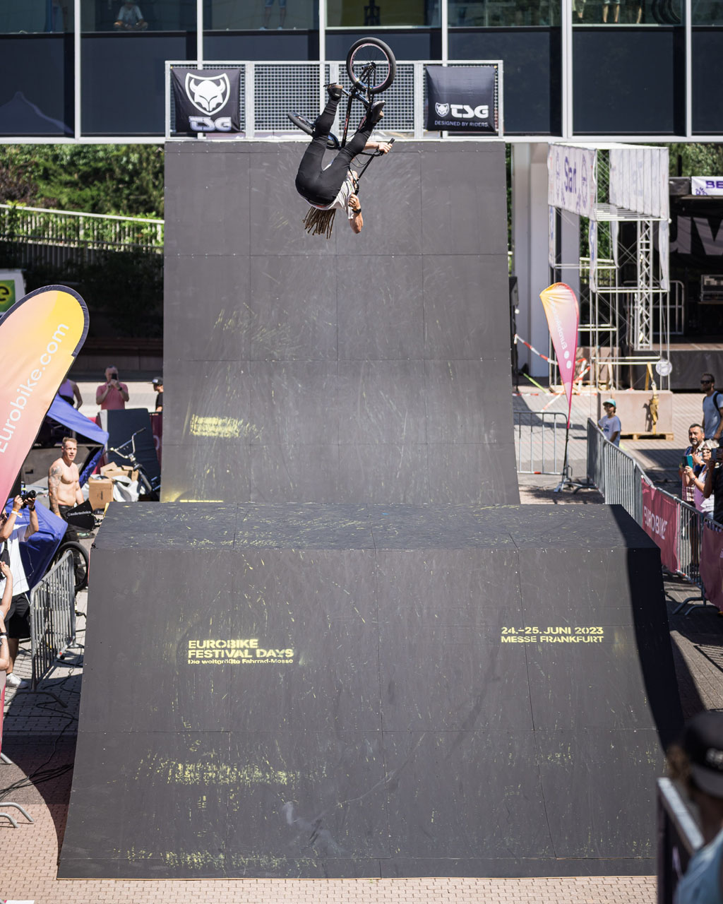 Der erste Flipversuch von Tom Justice über die Box hätte ihn fast das Leben gekostet, denn das Gerät war deutlich größer, als es aussah. Am Ende hatte er das Ding aber sehr gut im Griff, wie man hier sehen kann