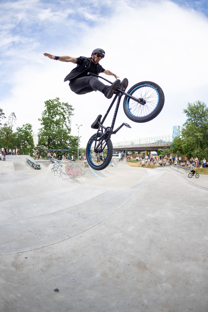 Immer wenn Oleh Mitsnyak auf sein Rad steigt, wird es unterhaltsam!