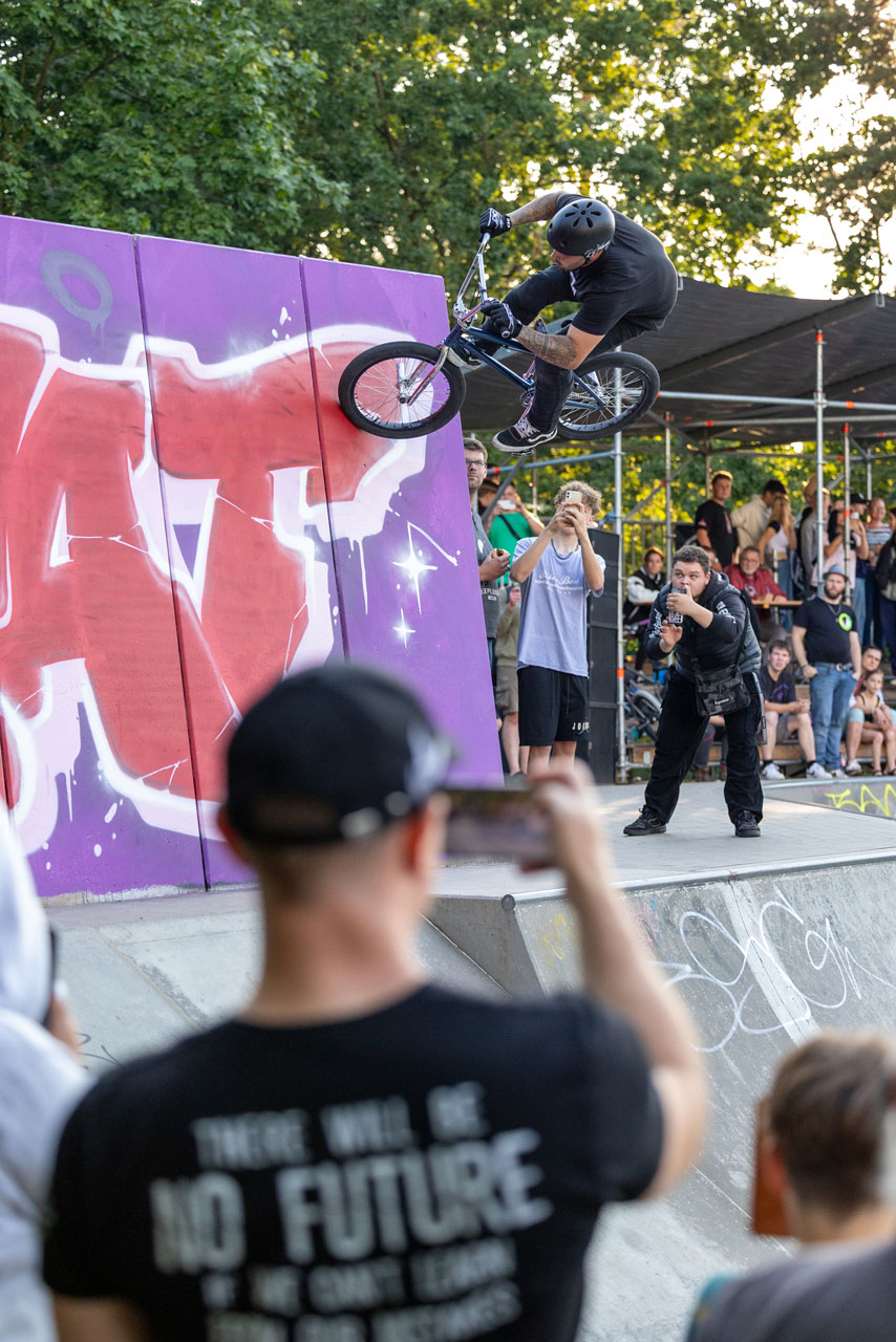 Ja, diesen Footjam von Tobias Freigang hatten wir schon ein paar Mal auf der Seite, aber der ist auch einfach geil, oder?