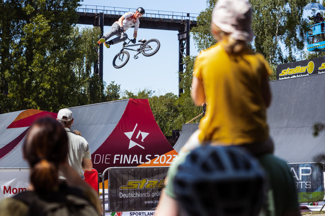 Max Werner und einer der zehn Tailwhip in seinem Run, diesmal als Dreier über die Spine