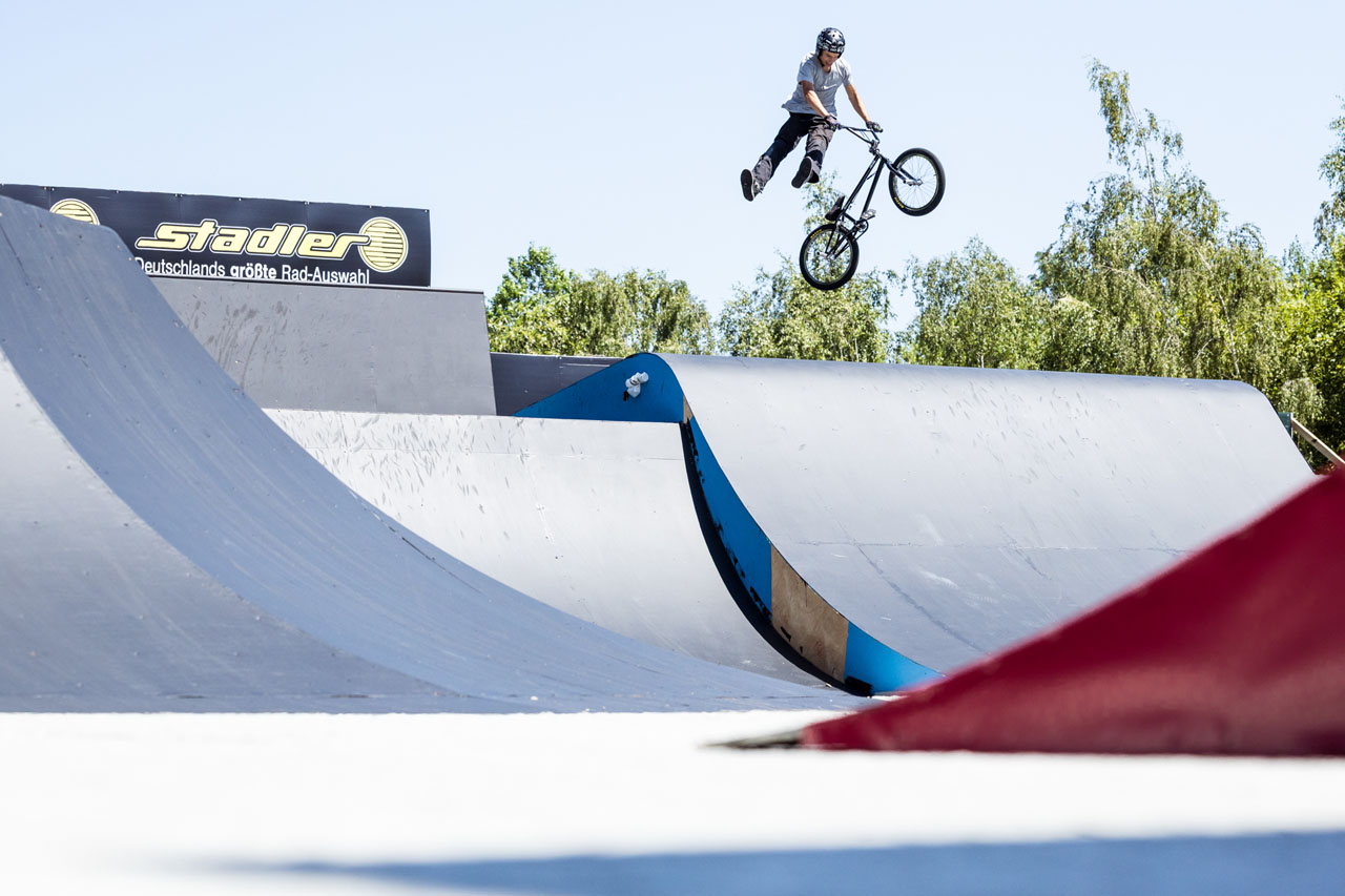 Joscha Emmerling streckt sich im Auftrag von Team Bayern
