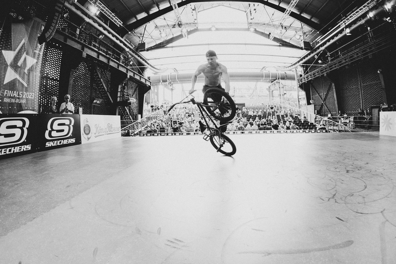 Flatland is a puzzle! Im Hintergrund kann man die Fans von Chris Böhm sehen, die während seines Runs selbstgebastelte Schilder mit dem Namen ihres Idols in die Höhe reckten