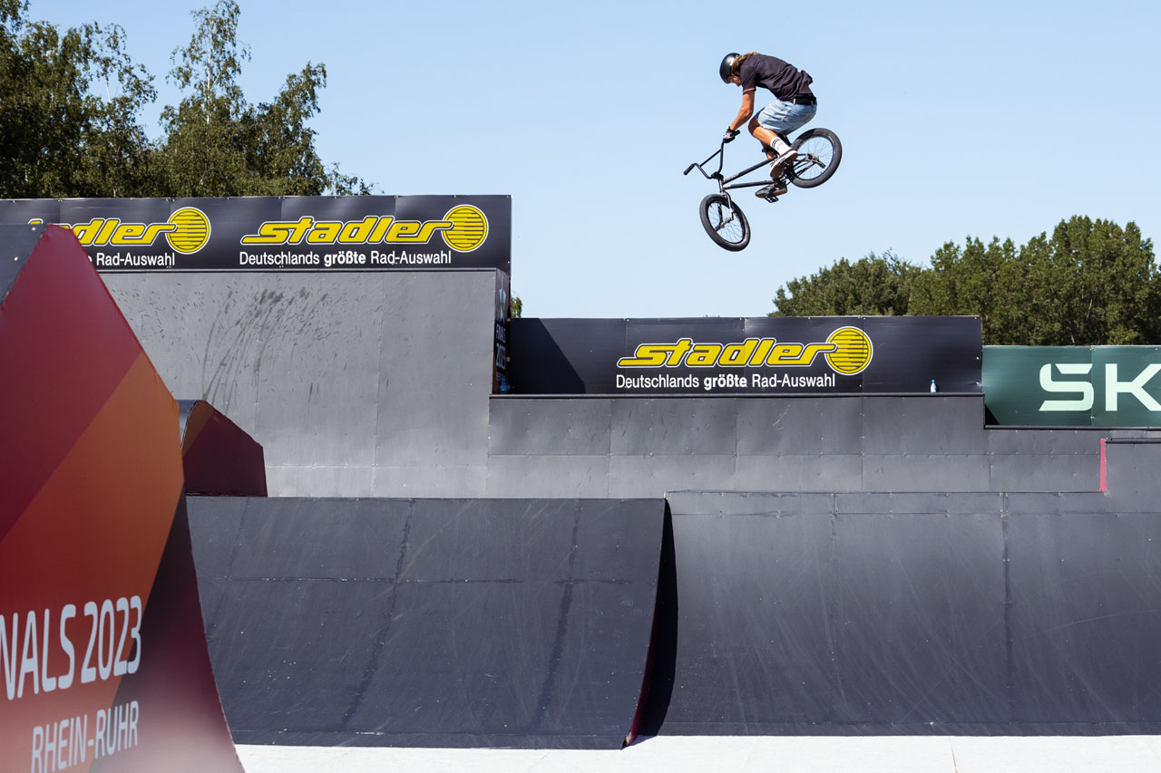 Während man beim Viersen-Jam vergeblich auf ihn wartete, machte Paul Thölen in Duisburg den Rampenparcours zu einer Trailslandschaft