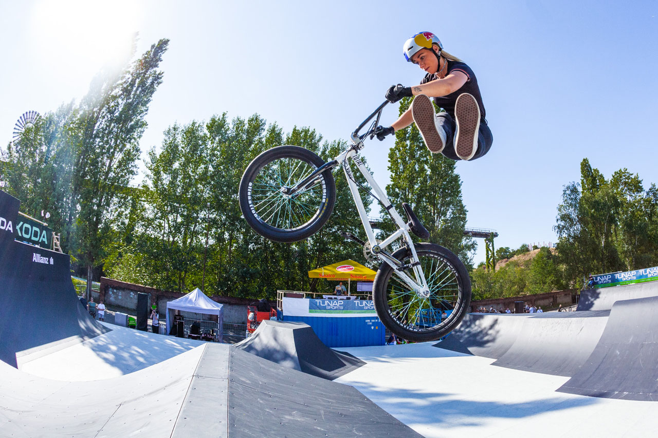 Brian Foster, äh, Lara Lessmann mit einem No-Footed Can Can über den Step-Up