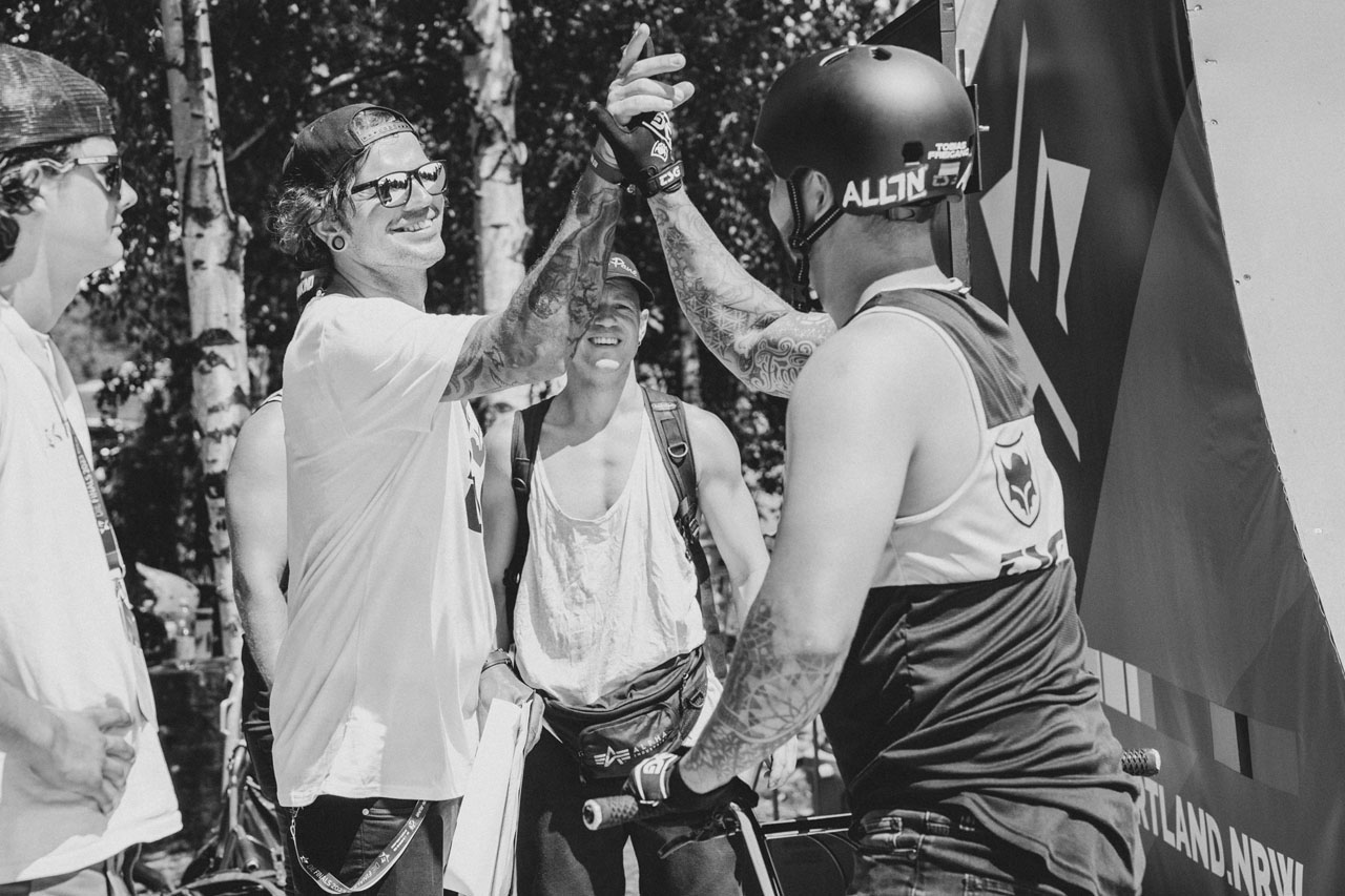 High 5 von Max Henning für Tobias Freigang