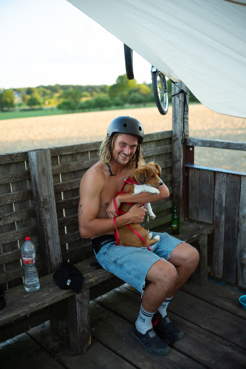 Ooooh! Wer ist süßer? Paul Thölen oder das Hundchen?