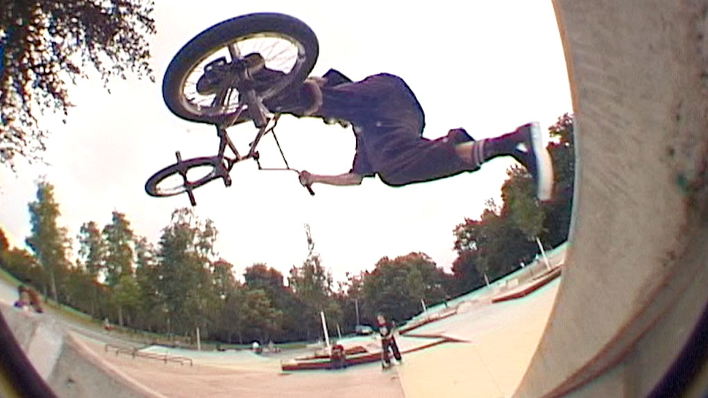 Die Homies von Laterr Threads haben im brandneuen Bauernfeind-Skatepark vorbeigeschaut, um ihren neusten Drop auf seine Grindsporttauglichkeit zu testen.