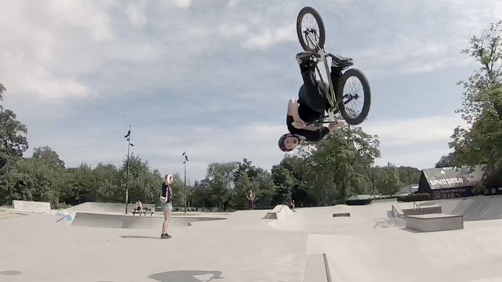 Emil Grønning lässt in seinem neuen Video ein Konzept aufleben, das einmal sehr populär war, in letzter Zeit aber ein wenig in Vergessenheit geraten ist.