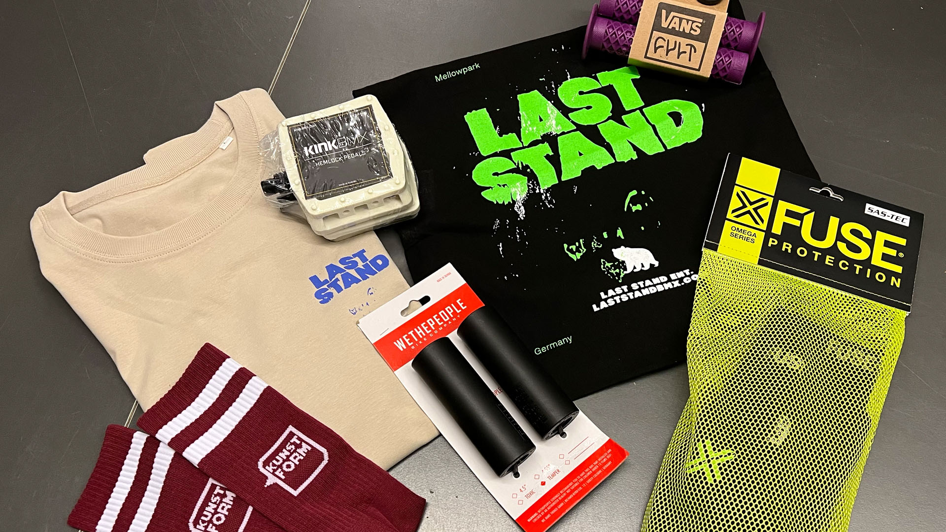 Gewinne eins von fünf Last Stand Jam Starter Packs mit coolem Stuff von Fuse Protection, Kink, Wethepeople, der Cult Crew, éclat und dem kunstform BMX Shop.