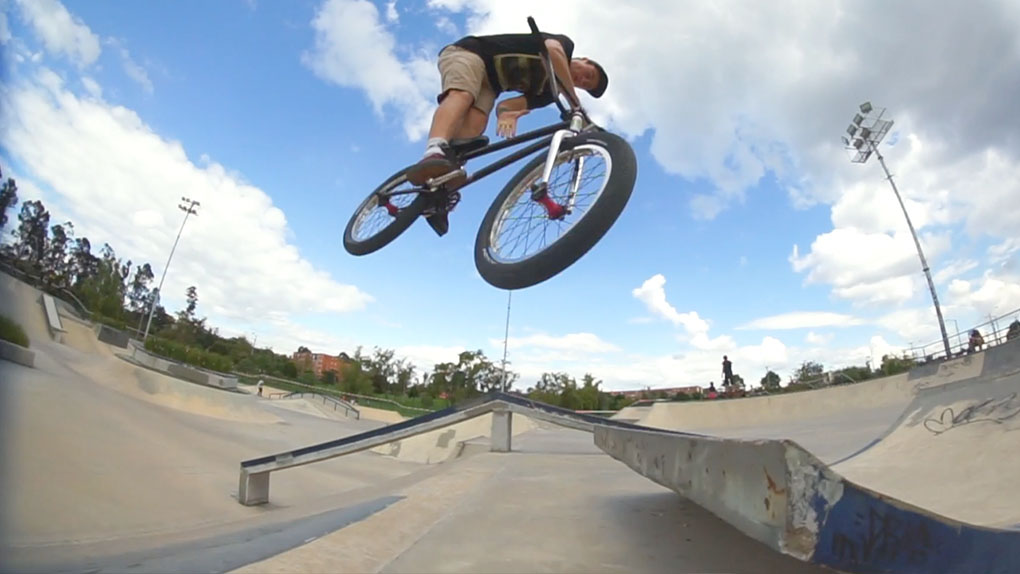In Bogota scheint es vor traumhaften Betonskateparks nur so zu wimmeln. Für dieses Video zerlegt Sebastian Baez aka Casco einige davon. Muy caliente!