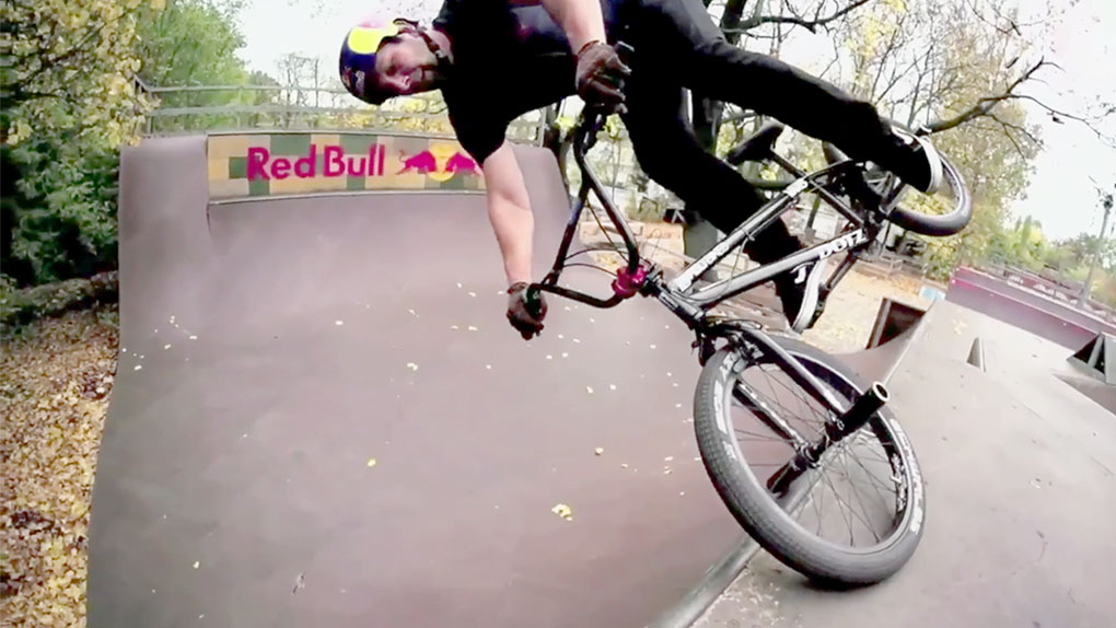 Für diese Folge von "Helden unserer Jugend" hat Lara Lessmann den legendären Webedit von Tobias Wickes 10-jährigem Dienstjubiläum bei VANS ausgesucht.