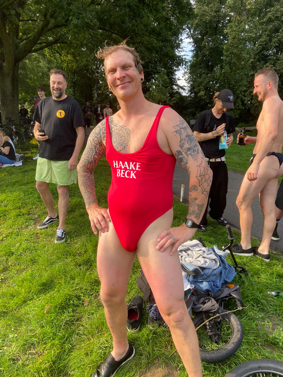 Marci hat sich diesen heißen Badeanzug redlich verdient