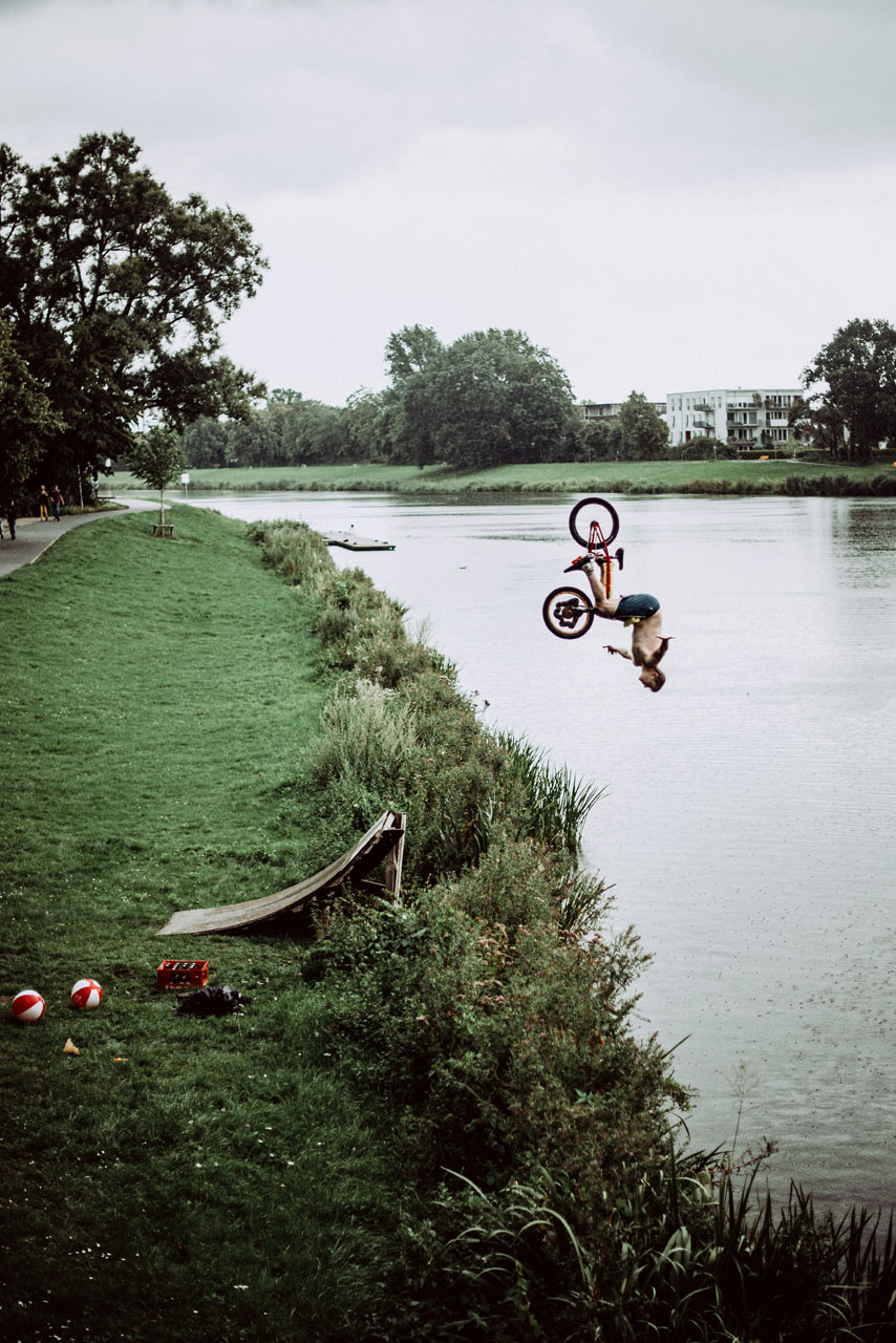 Für diesen formschönen Nohand Flip von Nils gab es ne Badehose. Picture by Sven Hallmann