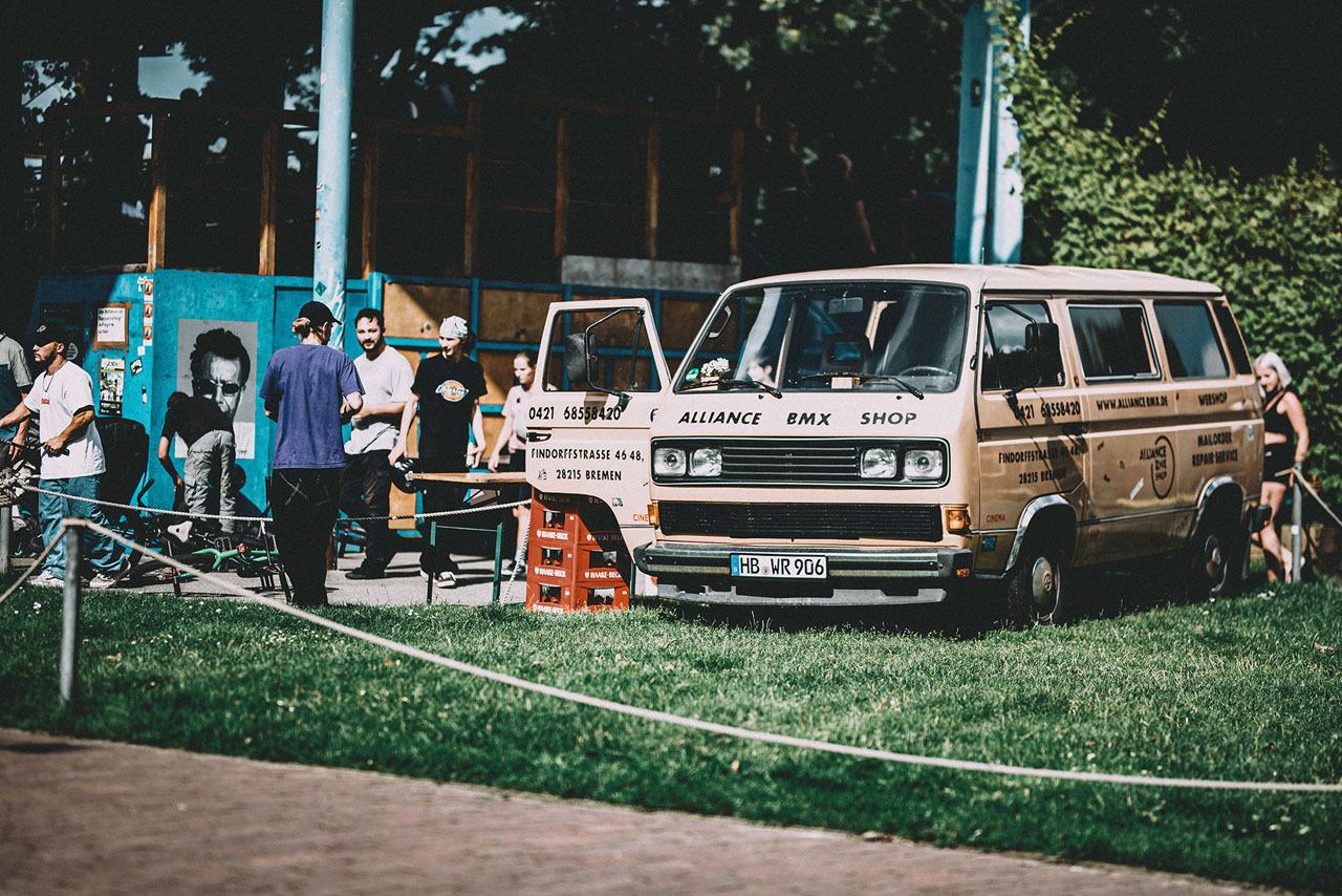 Der Bulli von Alliance BMX hat im Sportgarten nicht nur unglaublich gut ausgesehen, sondern auch noch als Bar fungiert. Picture by Sven Hallmann