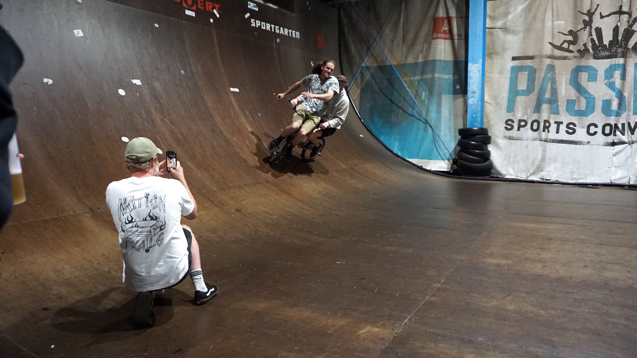 Nach endlosen wilden Runden Footdown wurde es nicht weniger aufregend. Arne und Fabian kurz vor ihrem Geburtstag. Hätte man so den Best Trick in der Halfpipe gewinnen können?
