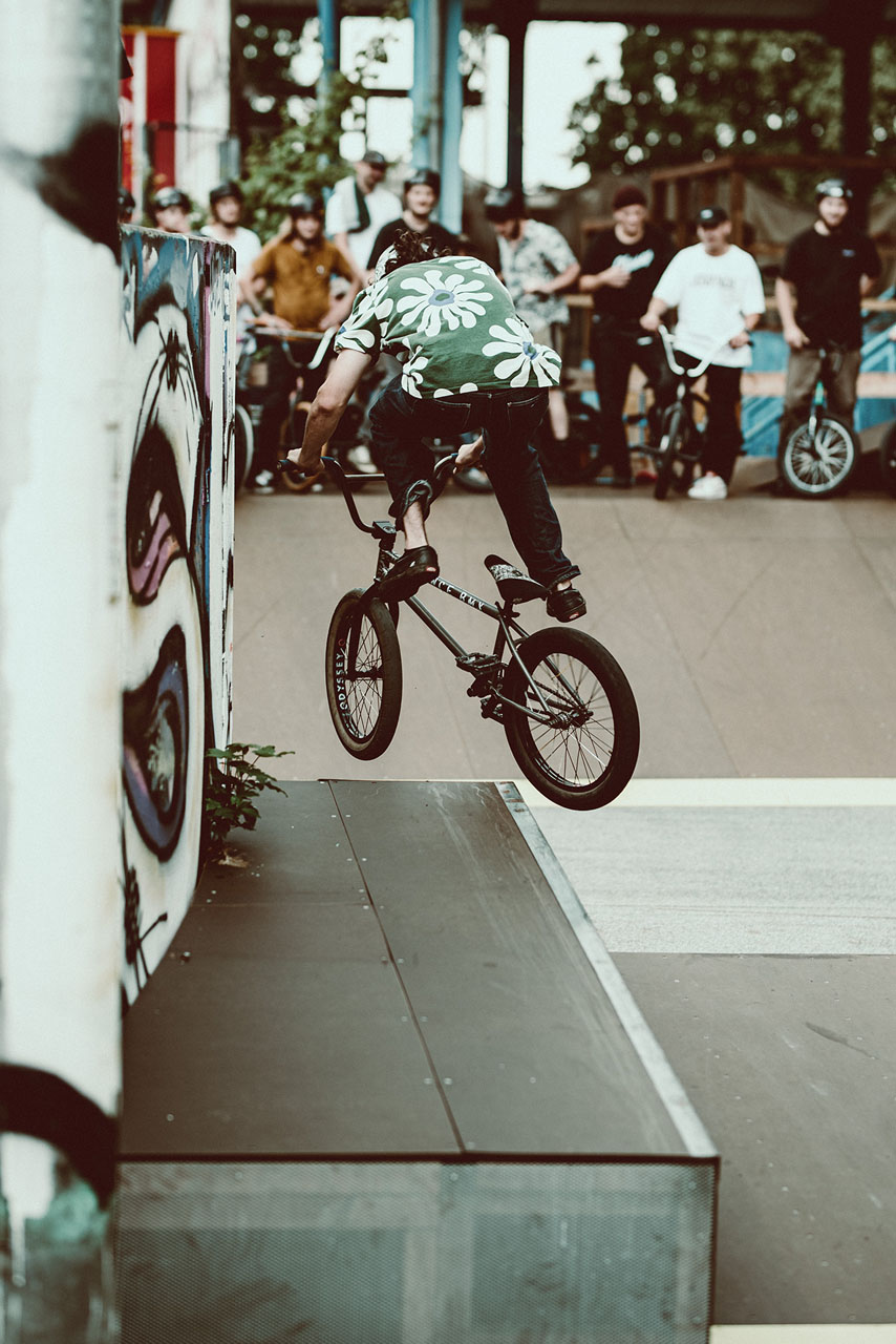 Vor und nach diesem Crankflip hat Tom einen Pedalgrind performed. Picture by Sven Hallmann